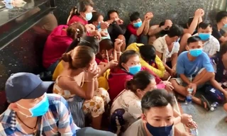 Hàng chục con bạc bị bắt quả tang khi đang tập trung sát phạt trong ngày giãn cách xã hội.