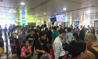 Vạn người vật vờ ở sân bay Tân Sơn Nhất ngày 28 tết