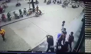 Hỗn chiến trước trung tâm thương mại, thanh niên bị súng bắn trúng đầu