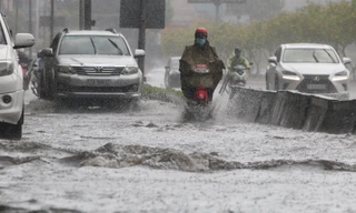 Người Sài Gòn bì bõm lội nước sau cơn mưa bất chợt đầu giờ chiều