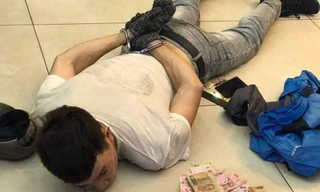 Tên trộm bị bắt cùng nhiều tài sản.