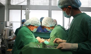 Các bác sĩ mổ bắt con cho bệnh nhân.