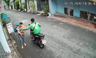 Tài xế Grabbike cướp điện thoại của người phụ nữ đang bế em bé ở Sài Gòn