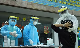 Lấy mẫu xét nghiệm COVID-19 ở TPHCM. Ảnh minh họa.