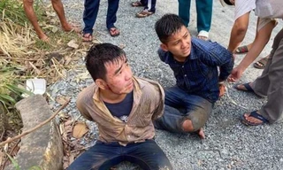 Hai tên trộm chó bị người dân truy bắt.