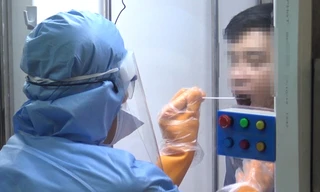 Cận cảnh quy trình lấy mẫu xét nghiệm SARS-CoV-2 bằng cabin tự chế của bác sĩ