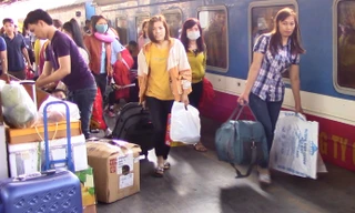 Công nhân nghèo mừng rỡ vì được tặng vé tàu về quê ăn tết