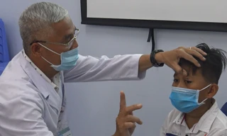 Bệnh nhi hồi phục thị lực sau gần 1 tuần được phẫu thuật.