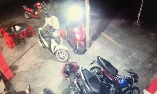 Hai thanh niên bẻ khóa trộm xe máy tại đám tang.