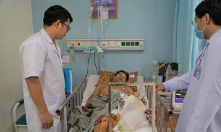 Các bác sĩ chăm sóc cho bệnh nhân sau mổ.