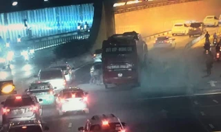 Chiếc xe khách bốc khói nghi ngút.