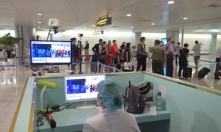 Kiểm dịch y tế quốc tế kiểm tra thân nhiệt hành khách tại ga quốc tế sân bay Tân Sơn Nhất.