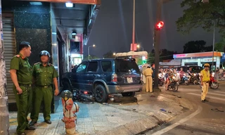 Ô tô 'điên' tông nhiều xe máy tại giao lộ rồi lao lên vỉa hè, 4 người bị thương