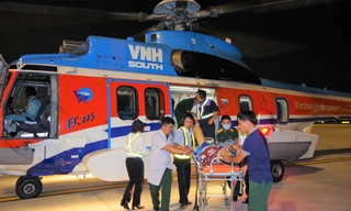 Hai bệnh nhân được đưa về bằng trực thăng.