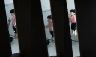 Thắng dùng tay túm cổ nhấc bổng bé gái lên tường.