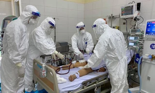 Tận mắt xem các bác sỹ điều trị bệnh nhân COVID-19 rất nặng ở Đà Nẵng 