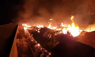 Công ty sản xuất nệm ở Sài Gòn chìm trong biển lửa