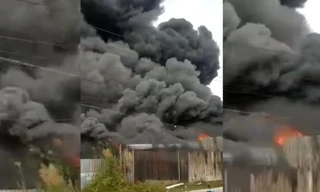 Xưởng làm đồ trang trí Noel bốc cháy dữ dội