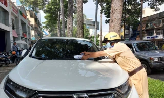 Ô tô dừng đỗ sai quy định sẽ được CSGT dán phiếu thông báo.