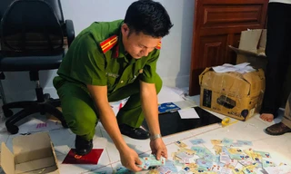 Nhiều loại giấy tờ giả bị thu giữ.