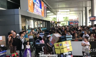 Nghìn người chen lấn ở sân bay Tân Sơn Nhất đón Việt kiều về quê ngày 29 tết