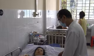 Bác sĩ chăm sóc bệnh nhân bị phỏng đang điều trị tại Bệnh viện Chợ Rẫy.