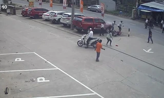 Hai tên cướp dùng dao, bình xịt hơi cay chống trả khi bị vây bắt