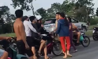 Nhóm người xô đẩy, đánh CSGT đang làm nhiệm vụ.