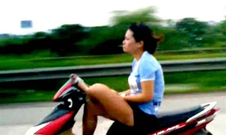 Nữ nhi lái xe bằng chân. (ảnh chụp từ clip)