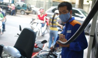 1 lít xăng cõng 4 loại thuế, 3 loại phí