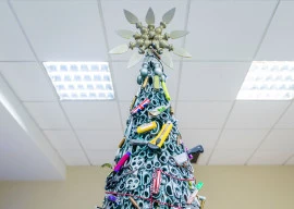 Cây thông độc đáo tại sân bay Litva.