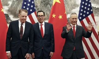 Đại diện thương mại Mỹ Robert Lighthizer, Bộ trưởng Tài chính Steven Mnuchinn và Phó Thủ tướng Trung Quốc Lưu Hạc ( từ trái sang) đã nối lại đàm phán qua điện thoại ngày 24/6.