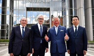 Ông Mạnh Hoành Vỹ (ngoài cùng bên phải) chụp ảnh cùng với Bộ trưởng Nội vụ Pháp (ngoài cùng bên trái) lúc còn là Giám đốc Interpol. 
