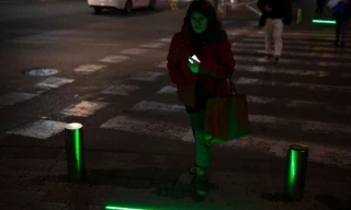 Thành phố Tel Aviv của Israel thí điểm lắp đèn LED zombia để giảm thiểu tai nạn đối với người đi bộ.