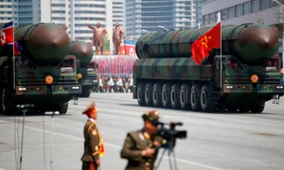 Tên lửa đạn đao xuyên lục địa ICBM Hwasong-15 được mang ra trình diễn ngày 15/4/2017 tại Bình Nhưỡng trong mít tinh kỷ niệm 105 ngày sinh của cố Chủ tịch Kim Nhật Thành. Ảnh: Getty Images.