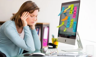 Nhân viên văn phòng làm việc nhiều với máy tính dễ bị mắc các bệnh về mắt. Ảnh minh họa.