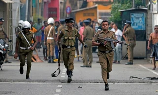 Lệnh khẩn cấp đã được ban bố tại Sri Lanka, theo đó cảnh sát và quân đội có thể bắt giữ bất kỳ ai khả nghi.