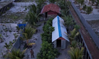 Một trang trại huấn luyện khủng bố nằm lọt thỏm giữa khu dân cư nghèo và được hóa trang như một trang trại bình thường với rặng xoài và chuồng gà, chuồng dê.