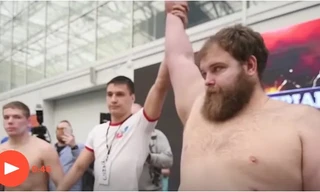 Kamotsky giành vô địch tại cuộc thi tát ở Siberian Power Show.