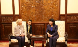 Phó Chủ tịch nước Đặng Thị Ngọc Thịnh ( bìa phải) tại buổi tiếp bà Kathleen Soracco Magee, Chủ tịch Tổ chức Phẫu thuật nụ cười. Ảnh: TL