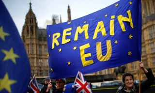 Những người phản đối Brexit biểu tình ngoài đường phố với khẩu hiệu " Hãy ở lại EU"
