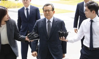 Cựu thứ trưởng Bộ Tư pháp Kim Hak-ui bước vào Văn phòng công tố viên nhưng không trả lời bất kỳ câu hỏi nào của phóng viên.