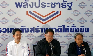 Ông Uttama Savanayana, lãnh đạo đảng Palang Pracharat Party ( giữa) tổ chức họp báo ngày 27/3 sau cuộc tổng tuyển cử. Ảnh: Getrty Images