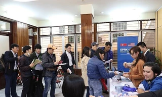 Đại diện các hãng thông tấn báo chí nước ngoài nô nức tới nhận thẻ tác nghiệp cho phóng viên của mình. Ảnh: Như Ý