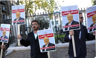 Những người ủng hộ ông Khashoggi cẩm ảnh của ông trướ cổng lãnh sự quán Ả rập Xê-út ở Istanbul, Thổ Nhĩ Kỳ để đòi công lý cho ông.
