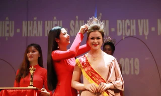 Hoa hậu Ngọc Hân trao tặng vương miện Nữ hoàng ngành làm đẹp Việt Nam 2019 cho Trần Thị Diễm Hương. Ảnh: Sương Thu