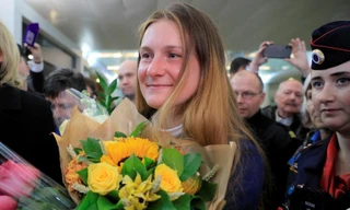 Điệp viên Maria Butina được trả tự do và được tặng hoa trong vòng vây người đón tại sân bay quốc tế Sheremetyevo, ngoại ô Moscow ngày 26/10 vừa qua. .