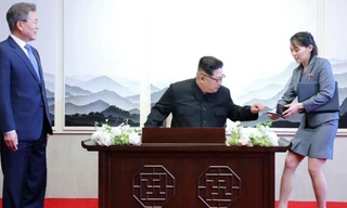 Kim Yo-jong là người đưa tài liệu, bút cho Chủ tịch Triều Tiên Kim Jong-un trong cuộc gặp đầu tiên với Tổng thống Mỹ Donald Trump tại Singapore năm ngoái. Ảnh: Yonhap