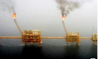 Lửa phát ra trong quá trình sản xuất dầu tại một mỏ dầu ở vịnh Ba Tư, phía nam thủ đô Tehran của Iran. Việc Mỹ tăng lệnh cấm xuất khẩu dầu đối với Iran sẽ làm quốc gia xuất khẩu dầu lớn thứ 4 thế giới gặp nhiều khó khăn.