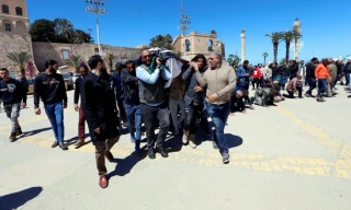 Người dân Tripoli mang xác chiến binh LNA thiệt mạng trong trận không kích sân bay Mitiga hôm thứ Hai.